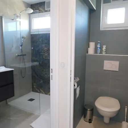 T2 Standing Vitoria Climatise Avec Parking, Proche